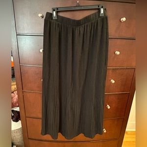 Pleione Black Pleaded Maxi Skirt